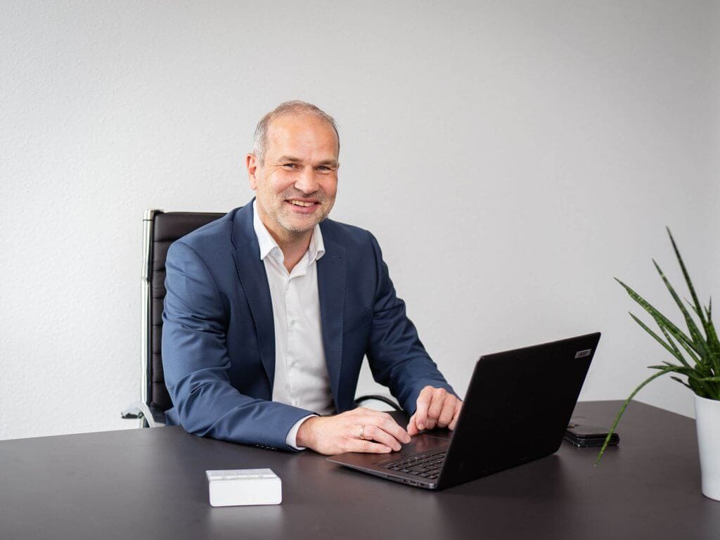 Erfolgsarchitekten Kai Walther Lachen Laptop 1